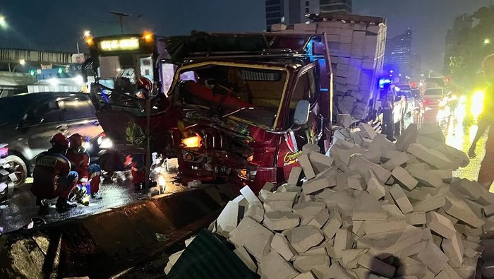 Truk muatan hebel tabrak pembatas jalan di Pancoran