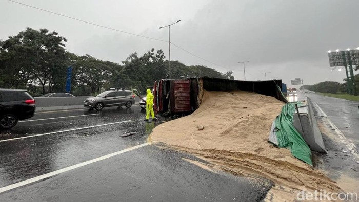 Truk muatan jagung terguling di tol depan Masjid Agung Surabaya