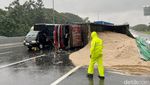 Truk Muat Jagung Terguling di Tol Waru
