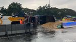 Truk Muat Jagung Terguling di Tol Waru