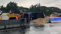Tergulingnya truk sekitar pukul 16.00 WIB membuat Jasa Marga bahu membahu membantu pengamanan arus lalu lintas.