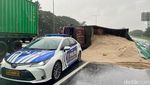 Truk Muat Jagung Terguling di Tol Waru