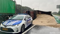 Kondisi arus lalu lintas macet karena menutup 2 dari 3 lajur yang tersedia. 