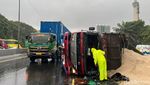 Truk Muat Jagung Terguling di Tol Waru
