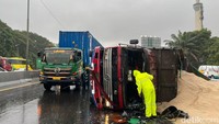 Imbas kejadian kecelakaan ini, kemacetan di Tol Waru tidak terhindarkan. Sebab hanya satu lajur yang bisa dilalui kendaraan.