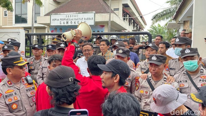 Unjuk rasa mahasiswa di Lamongan tuntut presiden cabut Inpres Efisensi Anggaran.