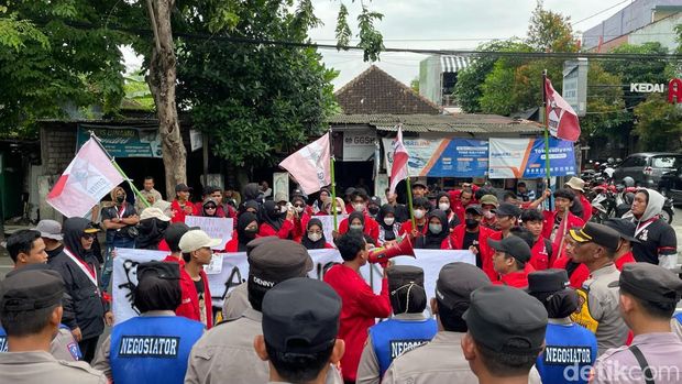 Unjuk rasa mahasiswa di Lamongan tuntut presiden cabut Inpres Efisensi Anggaran.