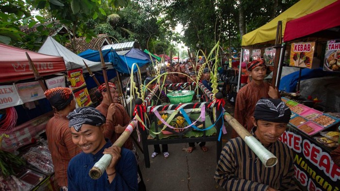 Upacara Adat Nyadran Makam Sewu Warga mengikuti kirab budaya saat Upacara Adat Nyadran Makam Sewu di komplek Makam Suwu, Pandak, Bantul, DI Yogyakarta, Senin (24/2/2025). Tradisi Nyadran dengan melakukan kenduri dan berdoa kepada leluhur tersebut menjadi wujud puji syukur masyaralat kepada Tuhan yang Maha Esa menjelang datangnya bulan suci Ramadan. ANTARA FOTO/Andreas Fitri Atmoko/foc.