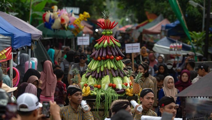 Warga mengikuti kirab budaya saat Upacara Adat Nyadran Makam Sewu di komplek Makam Suwu, Pandak, Bantul, DI Yogyakarta, Senin (24/2/2025). Tradisi Nyadran dengan melakukan kenduri dan berdoa kepada leluhur tersebut menjadi wujud puji syukur masyaralat kepada Tuhan yang Maha Esa menjelang datangnya bulan suci Ramadan. ANTARA FOTO/Andreas Fitri Atmoko/foc.