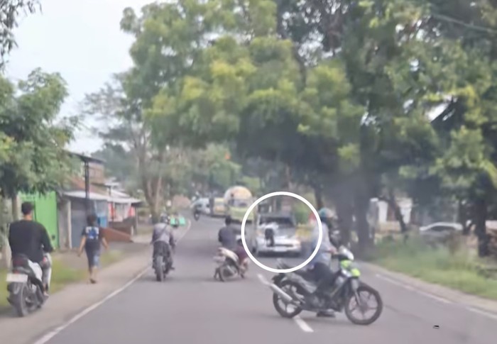 Viral emak-emak tabrakkan diri ke mobil di Jombang