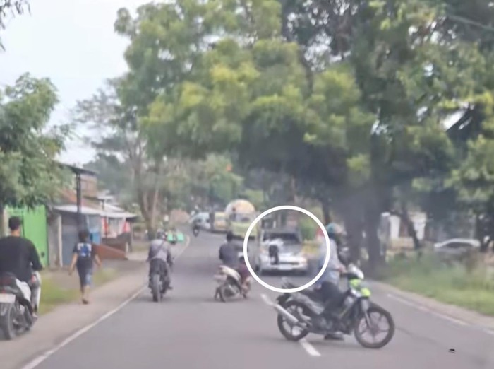 Viral emak-emak tabrakkan diri ke mobil di Jombang