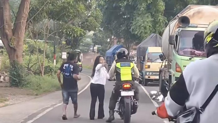 Viral emak-emak tabrakkan diri ke mobil di Jombang
