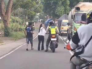 Viral Wanita di Jombang Tabrakkan Diri ke Mobil, Begini Kejadiannya