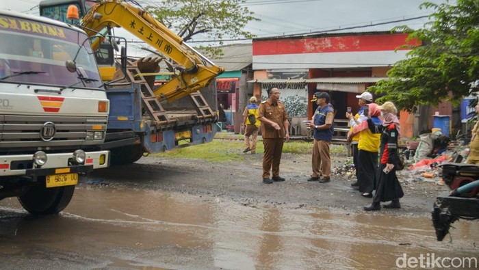 Wabup Gresik sidak Jalan Darmo Sugondo yang rusak parah