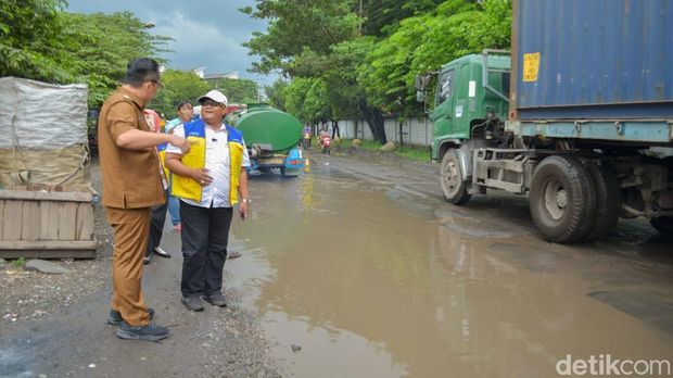 Wabup Gresik sidak Jalan Darmo Sugondo yang rusak parah