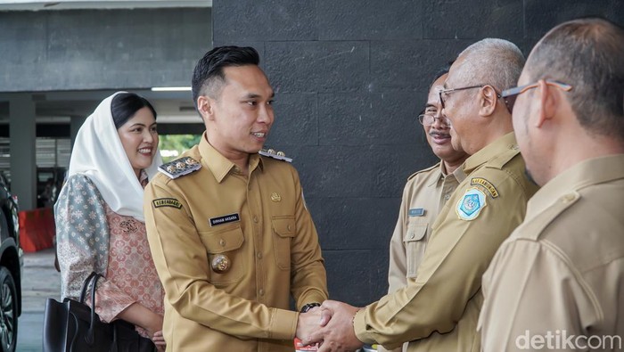 wabup lamongan Dirham Akbar Aksara silaturahmi dan kenalan dengan staf atau asn