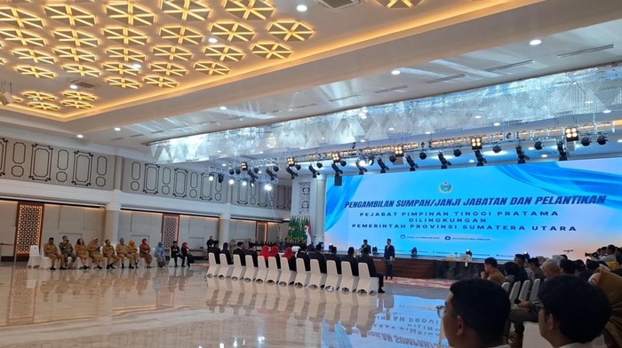 Wagub Sumut Surya melantik 12 pejabat eselon II Pemprov Sumut. (Dok Istimewa)
