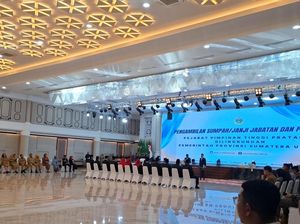 Wagubsu Surya Lantik 12 Pejabat Eselon II di Hari Pertama Kerja