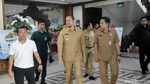 Wakil Bupati Badung, I Bagus Alit Sucipta alias Gus Bota (tengah) seusai koordinasi dengan kepala perangkat daerah membahas rencana program dan menemui sekaa teruna, Senin (24/2/2025).