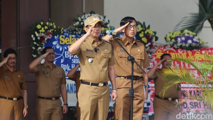 Wakil Bupati Cirebon, Agus Kurniawan Budiman saat pimpin apel