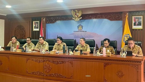 Wakil Gubernur Bali I Nyoman Giri Prasta saat memimpin rapat koordinasi di kantor Gubernur Bali, Senin (24/2/2025). (Foto: Dok. Humas Pemprov Bali)