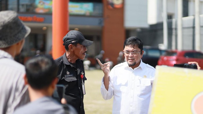 Wakil Ketua DPRD Jambi Ivan Wirata berbaju kemeja putih saat sidak di JBC