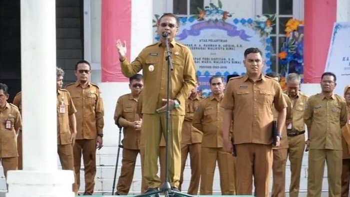 Wakil Wali Kota Bima Feri Sofiyan memimpin apel gabungan perdana di halaman kantor Pemkot Bima, Senin, (24/2/2025). (Istimewa)