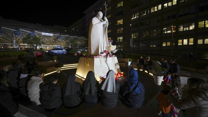 Nuns pray for Pope Francis in front of the Agostino Gemelli Polyclinic, in Rome, Sunday, Feb. 23, 2025, where the Pontiff has been hospitalized since Friday, Feb. 14. (AP Photo/Andrew Medichini)