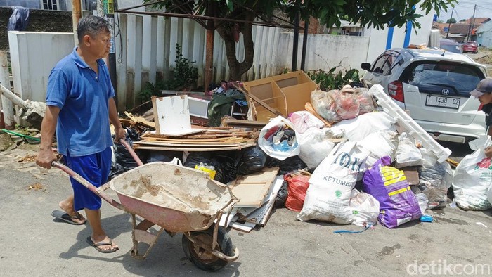 Warga mulai beres-beres usai banjir di Bandar Lampung.