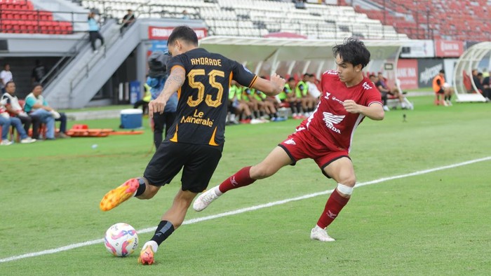 Winger PSM Makassar Victor Dethan berduel dengan pemain Persija Jakarta dalam laga Liga 1 2024/2025 di Stadion Kapten I Wayan Dipta.