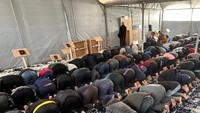 Atas izin Allah SWT, kita berhasil membangun masjid sementara di gz.. aku ga bisa kasi detail lokasinya disini liat semua temen baikk, kita bisa memfasilitasi para pejuang islam terdepan tempat untuk beribadah.. shalat, tahsin, berkumpul.. ditengah reruntuhan dan sebentar lagi masuk Ramadhan.. terbayangkan olehku tempat ini akan dipakai untuk tarawih juga itikaf oleh orang2 pilihan Allah di tanah Syam, jelasnya lagi. Foto: instagram Zaskia Adya Mecca