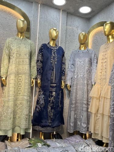 Zila Moslem Fashion by Chika Blok B LT SLG LOS E No. 100-101-102 menjual aneka gamis untuk Lebaran.