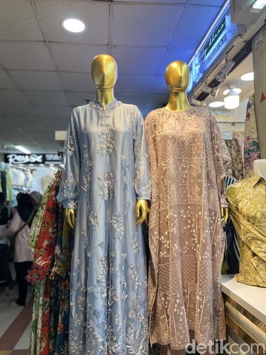 Zila Moslem Fashion by Chika Blok B LT SLG LOS E No. 100-101-102 menjual aneka gamis untuk Lebaran.