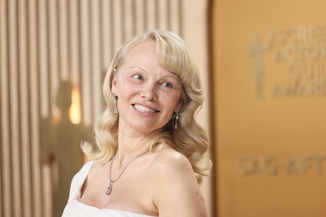 “Pam butuh tidur siang,” “Siapa yang berpikir wanita ini bekerja terlalu keras akhir-akhir ini dan punya liburan?” “Dia mungkin saja terlalu lelah karena baru mendarat dari pesawat,” ujar netizen di media sosial X. Foto: Getty Images/Rodin Eckenroth