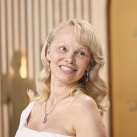 “Pam butuh tidur siang,” “Siapa yang berpikir wanita ini bekerja terlalu keras akhir-akhir ini dan punya liburan?” “Dia mungkin saja terlalu lelah karena baru mendarat dari pesawat,” ujar netizen di media sosial X. Foto: Getty Images/Rodin Eckenroth