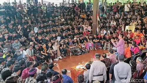 Suasana aksi massa driver pariwisata di wantilan kantor DPRD Provinsi Bali, Selasa (25/2/2025).