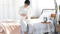 Minum air putih saat bangun tidur sangat disarankan. Hal ini karena tubuh perlu hidrasi setelah semalaman berpuasa. Kalau mau lebih segar, bisa tambahkan irisan lemon. Foto: Getty Images/Adene Sanchez