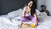Saat merasa sangat lapar, coba minum air putih dulu. Hal ini membantu otak mengenali penyebab rasa lapar. Jika lapar itu semu, maka kamu akan merasa cukup setelah minum air putih. Kamu pun terhindar dari makan berlebihan. Foto: Getty Images/Adene Sanchez