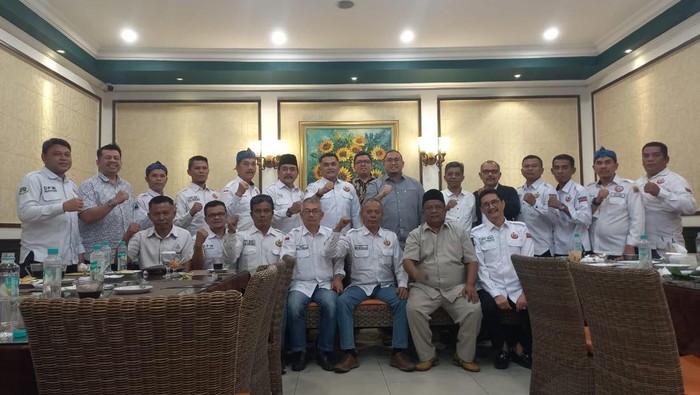 Andre Rosiade bertemu dengan pengurus DPW IKM Banten bersama Ketua DPD IKM se-Banten, Senin (24/2/2025).