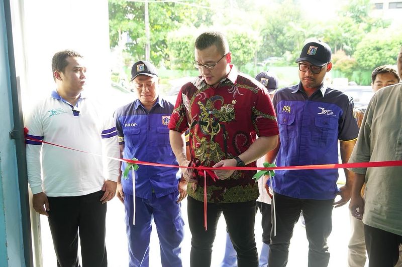 Anggota DPRD Jakarta, Fraksi PDI Perjuangan Hardiyanto Kenneth Melakukan Pemotongan Pita Pada Saat Peresmian Rumah Pompa Tanjung Duren, Jakarta Barat.