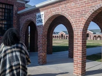 Wanita Ini Terkejut Ternyata Apartemennya Bekas Penjara Brutal!