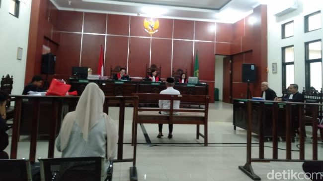 ASN di Pemkot Serang, Rusma, dituntut 3 tahun penjara oleh jaksa Kejari Pandeglangatas kasus dugaan penipuan dengan iming-iming menjadi PNS. (Aris R/detikcom)