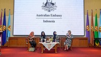 Dalam panel tematik Roadshow, Kristy Graham, CEO Australian Sustainable Finance Institute bergabung bersama pakar Indonesia, Profesor Dian Masyita, UNPAD, dan Tiara Utami dari Kemitraan Indonesia Australia untuk Pembangunan Ekonomi (PROSPERA), untuk membahas peran keuangan berkelanjutan dalam menciptakan peluang ekonomi dan mendukung upaya bersama Australia dan Indonesia dalam mengatasi perubahan iklim. Foto: (Kedutaan Besar Australia)