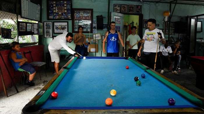 Bangkitnya Olahraga Biliar di Kuba Students play pool at a billiards academy in Havana, Cuba February 17, 2025. REUTERS/Norlys Perez