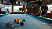 Permainan ini dilarang bersama dengan poker setelah Revolusi 1959 yang dipimpin Fidel Castro karena hubungannya dengan kasino-kasino yang dikelola mafia AS dan diktator Fulgencio Batista.  