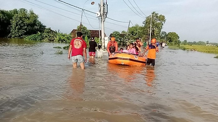 Banjir luapan Sungai Kali Lamong di Gresik