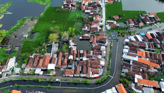 Foto udara banjir merendam Desa Kedungbanteng, Tanggulangin, Sidoarjo, Jawa Timur, Selasa (25/2/2025). Intensitas curah hujan yang tinggi serta sungai yang tidak dapat menampung debit air menyebabkan banjir di sejumlah kecamatan di Sidoarjo. ANTARA FOTO/Umarul Faruq/nz