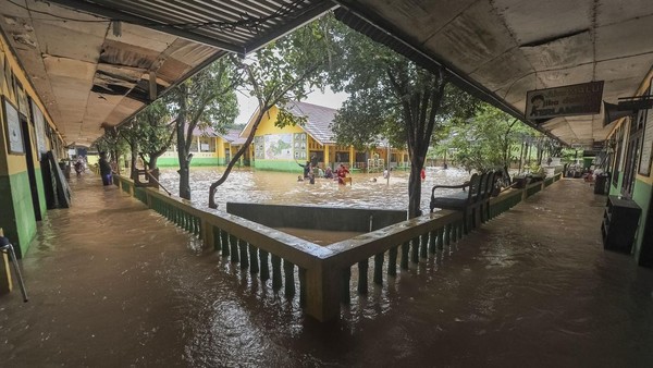 Banjir Rendam Ratusan Rumah dan Sekolah di Jambi