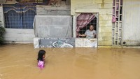 Banjir ini akibat luapan Sungai Kenali Asam setelah kota itu diguyur hujan lebat pada Selasa (25/2/2025) dini hari.