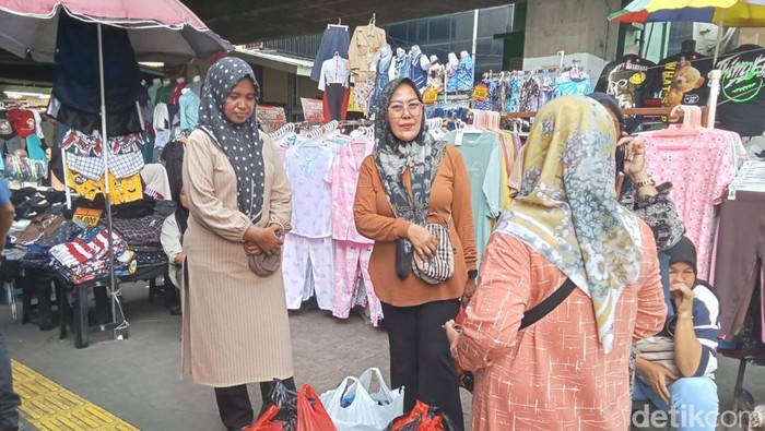 Beberapa pengunjung sudah mulai membeli keperluan Ramadan hingga hari lebaran di Pasar Tanah Abang. (Maulani M/detikcom)